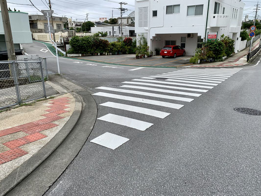 教会を過ぎたら路地を左に曲がり、次は小さな路地を左に曲がります。After passing the church, turn left into an alley, then turn left into a small alley.　過了教堂後左轉進入一條小巷，再左轉進入一條小巷。　교회를 지나면 골목을 왼쪽으로 구부리고, 다음은 작은 골목을 왼쪽으로 구부립니다.