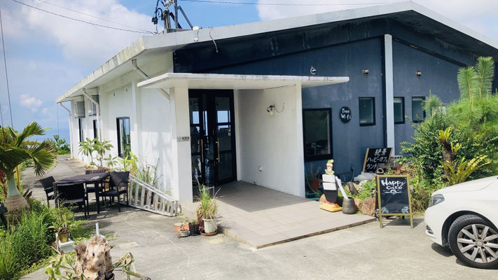 左側のカフェでチェックイン！　　Check in at the cafe on the left!　　在左邊的咖啡館簽到！　　왼쪽 카페에서 체크인!