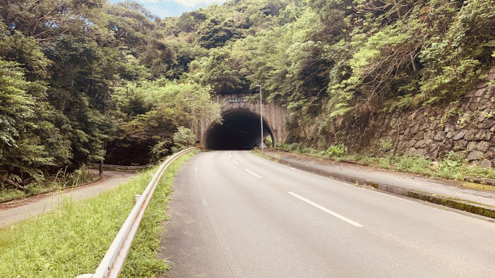トンネルを通過！　　Go through the tunnel!　　穿過隧道！　　터널을 통과!