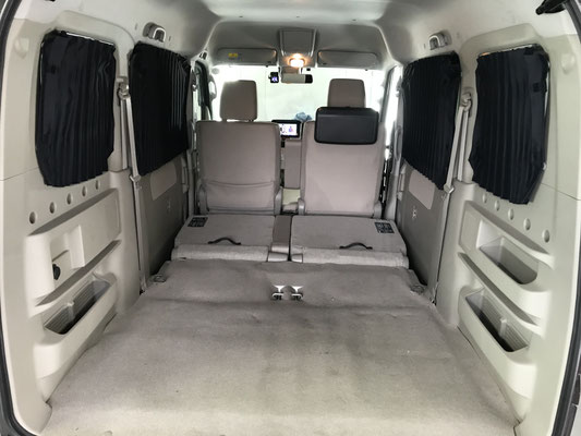 カーテンや簡易ベッドもついてて、車中泊もOKですね☆あとは車検を受けて登録をすればいよいよ納車です！！