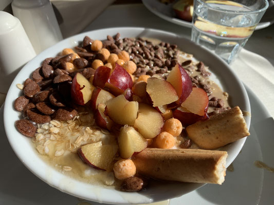 Eine Mahlzeit auf der Gesundheitsreise in der Türkei mit Salih Sara Healthengineers