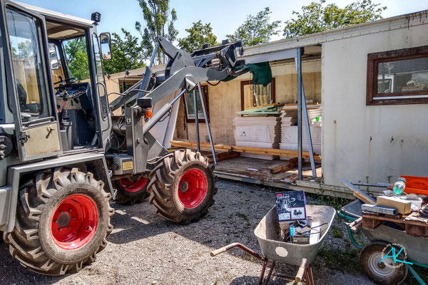 Container "W" - die Werkstatt - bekommt ein Rolltor