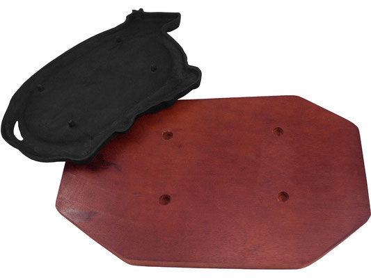 Die Servierplatte hat vier Stife auf der Rückseite, die genau in die Holzplatte passen. Dadurch wird ein Verrutschen der heißen Platte vorgebeugt.