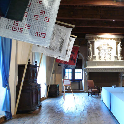 Château Montmaur, salle de bal, expositions, étendards, Hautes Alpes