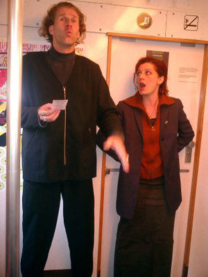 QUANTENLYRIK-PERFORMANCE als S-Bahn-Event: PARA-DIES-UND-DAS-AUCH-NOCH-LAUT-UND-DOPPELT, 13.10.2003 (Tom de Toys & Elisa Gallo Rosso zwischen Bhf-Zoo & Alex)