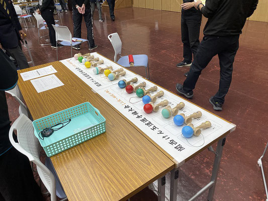 三段～四段の部、五段以上の部はけん玉置き場を用意