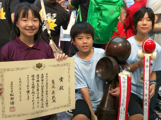 男子の部　優勝の鷲尾選手（写真中央）。同じクラブから女子の部の代表として出場した尾畠琴真選手（写真右）と先輩の八尾雪瑛さんと記念撮影