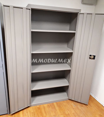 Gabinetes metálicos con puertas