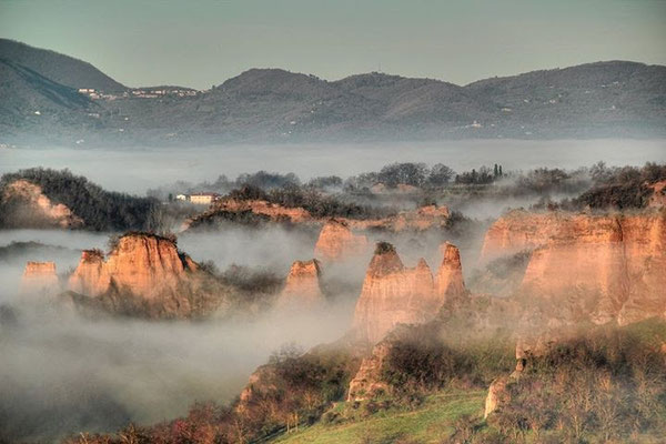 Le balze tra la nebbia