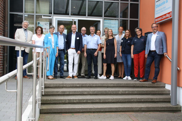 Gruppenbild Förderer, Vorstand und Mitarbeiterinnen
