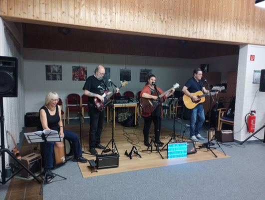  Die Band „The Hey Hills“ sorgte mit einem Mix aus Pop- und Countrymusik und vor allem eigenen Songs für eine großartige musikalische Begleitung