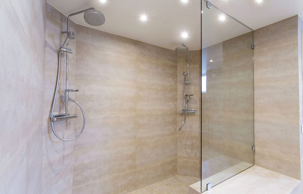 Vidrio templado instalado en baño