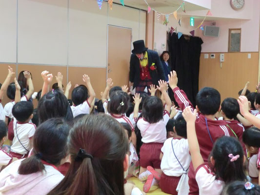保育園での出張イベントの様子。子ども達に人気なピエロ（クラウン）パフォーマンス