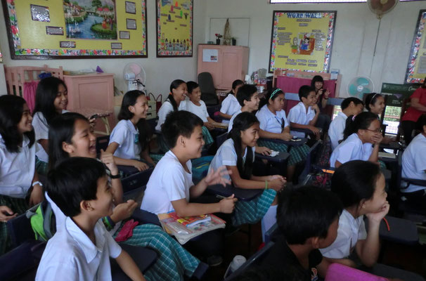 出張マジックパフォーマンスの様子。小学校イベント
