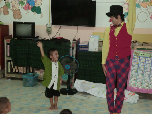 タイの保育園イベントに出張して子供とパフォーマンス。