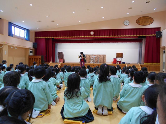 幼稚園出張イベントで道化師ほっほさんが子ども向けマジックショー