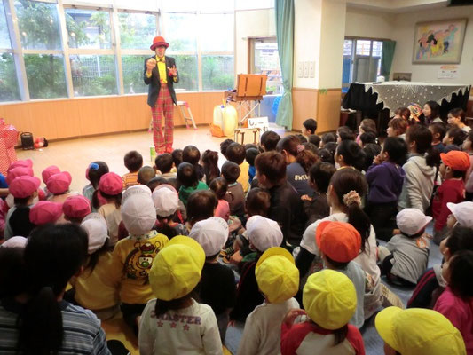 保育園イベント出張。ピエロのほっほさんショーをしているようす