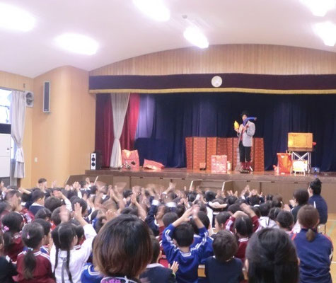 幼稚園出張イベント。ほっほさんがバルーンアートしているところ