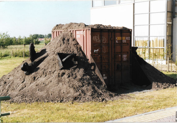 Van Zaanse bodem           zee container als grot, bekleed met houtskool, aan de buitenkant aarde met scherven en botten