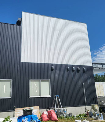 二階部分の外壁面に白色で断熱塗装。この後黒で塗り重ねるため、遮熱効果は犠牲にします