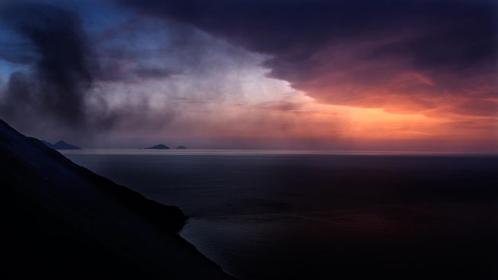 Le Stromboli envoie un peu de poussière en fin de journée 