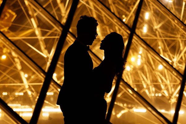 Un baiser en contre jour au Louvre, Paris