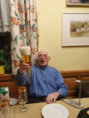 Anton Hausschmied aus Knauser bei Weitersenden (Bezirk Freistadt) - aus Adeligem Hause - geniesst sein Bierahorn zum 85. Geburtstag!