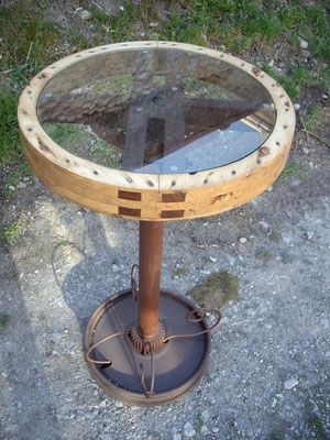 table bar H:1m10 plateau D : 62 cm , pied fer rouillé vernis plateau ancienne roue bois restaurée et vernis avec verre