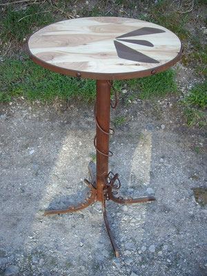 table de bar H : 1m15 et plateau D : 66cm, pied ferronnerie fer rouillé vernis plateau bois(mélèze) incrusté de fer rouillé etvernis avec cerclage fer rouillé