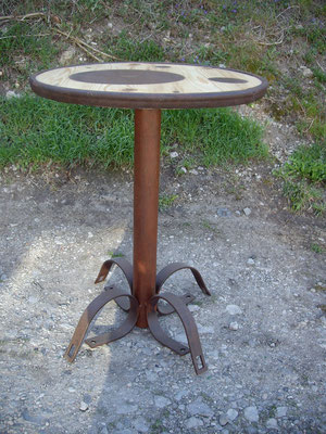 petite table H : 77 cm et plateau D : 60cm , pied fer rouillé vernis et plateau épicéa incrusté fer rouillé et venis et cerclage fer