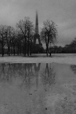 Ganz Paris in einer Pfütze