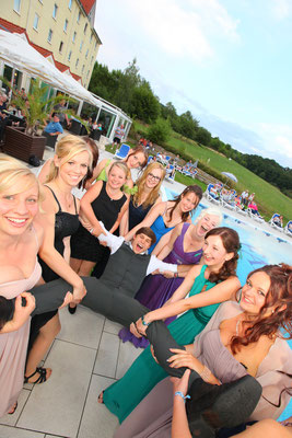 Abiturientengruppe beim Abiball vor einem Pool in Jena, Fotograf: Tom Wenig