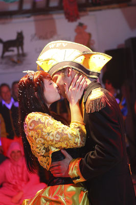 küssendes Abiballpaar im Saale-Orla-Kreis, Fotograf: Tom Wenig
