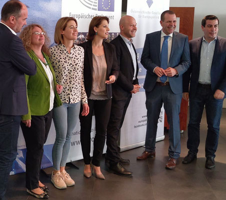 Gruppenfoto der EU Parlamentarier im Haus der Europäischen Union, Monika Vana (Grüne, EFA), Claudia Gamon (NEOS, Renew Europe), Karoline Edtstadler (ÖVP, EVP), Paul Schmidt (ÖGFE), Harald Vilimsky (FPÖ, ID), Günther Sidl (SPÖ, S&D). 