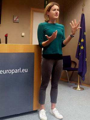 Claudia Gamon spricht vor Hochschülern (Centre International de Formation Européenne-CIFE) im Europäischen Parlament 