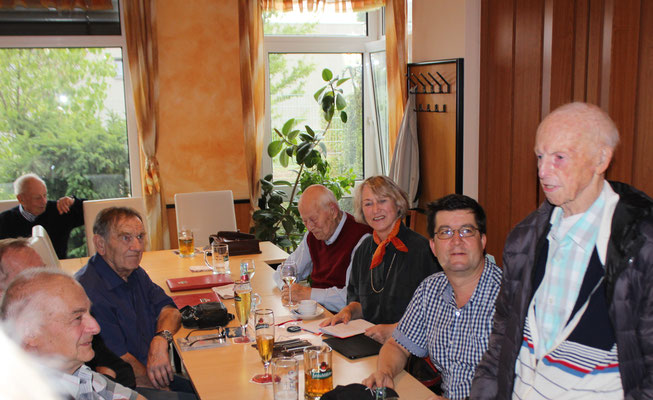 Unter den Zuhörern  Prof. Gerd Schäfer(h.l.),  Helmut Tschernoster (2.v.l.)  und  Gerhard Güttel (1.v.r.)