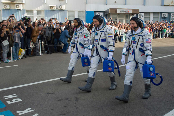 Baikonur_  Kosmonauten im Druckanzug zum Bus