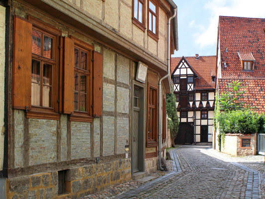 Blick die "Hölle" entlang, links die straßenseitige Ansicht vom Hauptgebäude Hölle 10