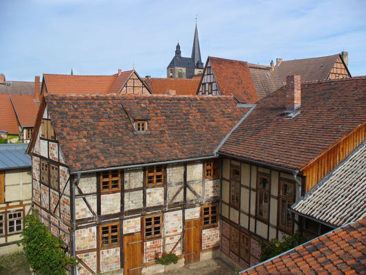Blick in den Hof mit Seitenflügel (links) und Hauptgebäude (rechts)