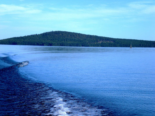 Take your motorboat and enjoy your driving on the lake. Take a look at the bay in front of your house 