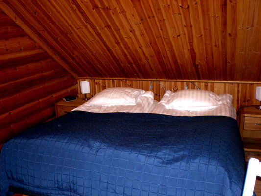 Schlafimmer OG mit Doppelbett, Ablageflächen. Rollo am Fenster