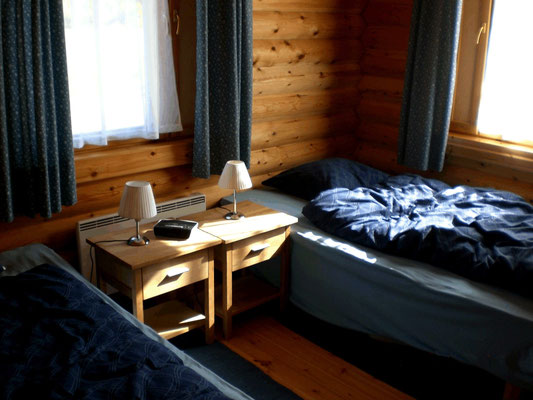 Schlafzimmer EG, XL Betten. Rollos an den Fenstern