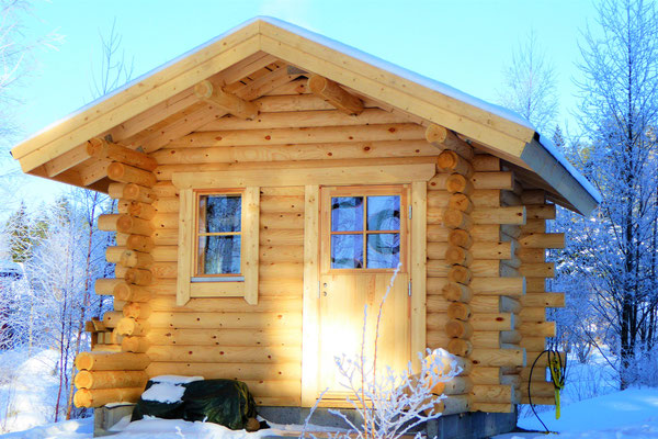 Entspannen Sie sich auch im Winter in unserer traditionellen Blockhaus-Aussensauna, direkt am Haus und 50 m vom See.  Ein besonderes Erlebnis, wenn der Polarwind die Flocken um die Sauna wirbelt.