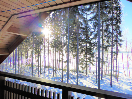 Nach der Sauna auf dem windgeschützten Balkon abkühlen. Winterlicher Blick vom Balkon. Naturlich auch schön im Winter, dick eingemummelt in unsere Decken und ein Glas Glühwein in der Hand