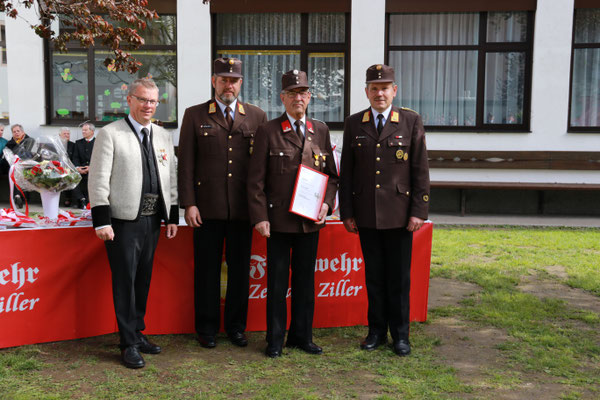 KR Walter Amor wurde für 60 Jahre Tätigkeit im Feuerwehrdienst ausgezeichnet