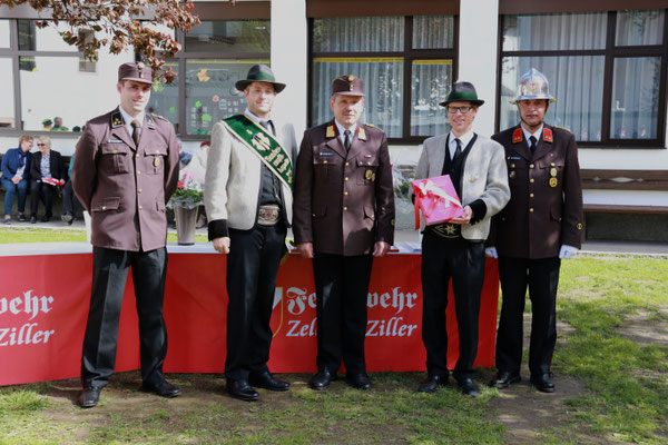 Übergabe des Buches "150 Jahre FF Zell am Ziller" an die Bundesmusikkapelle Zell am Ziller