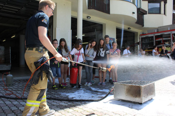 Jeder durfte einen kleinen "Brand" löschen