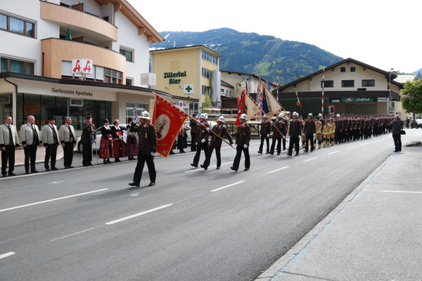 Defilierung samt Fahrzeugparade im Ortsgebiet