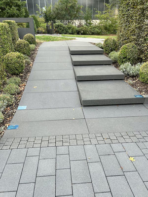 PATHWAY WITH CONCRETE LARGE PAVERS