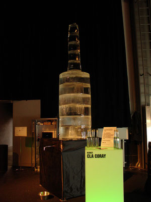 Trendboulevart Zürich. 2006. Flasche aus Eis. Schmelzwasser wurde in kleine optisch identische kleinere Flaschen abgefüllt.